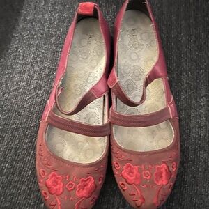 Burgundy flower embroidered flats. Lightly worn
